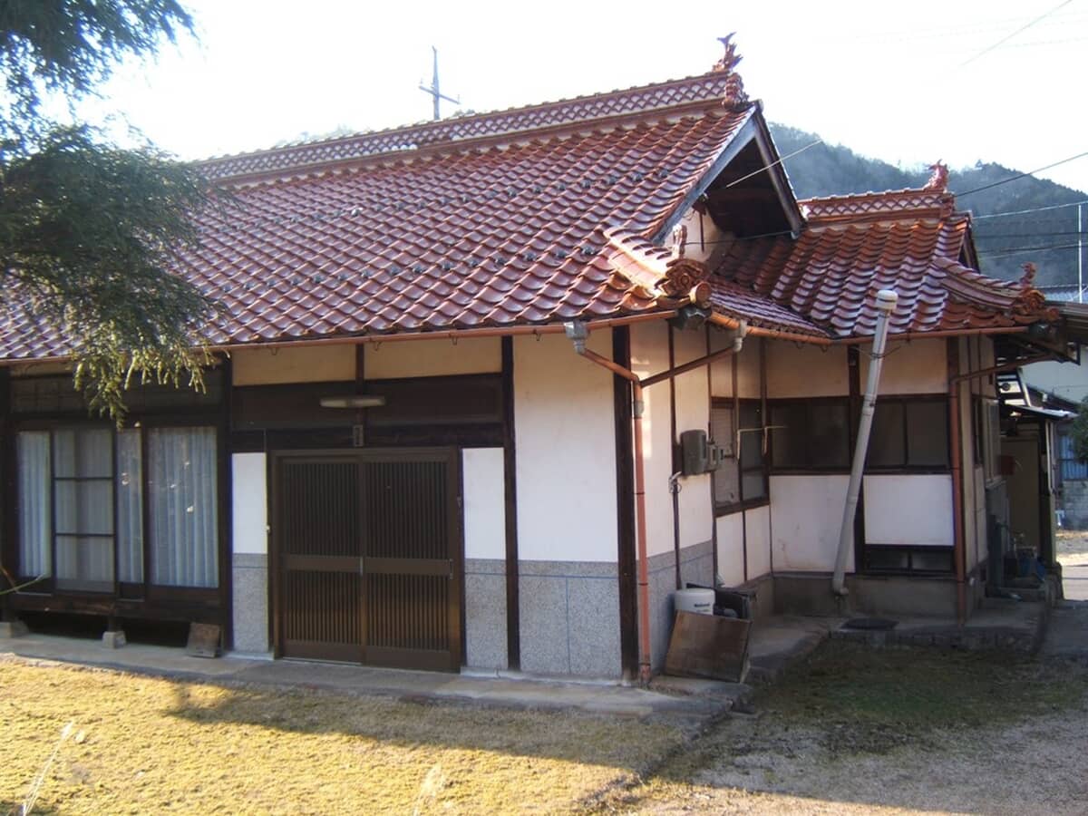 1960s wood house on a large plot
