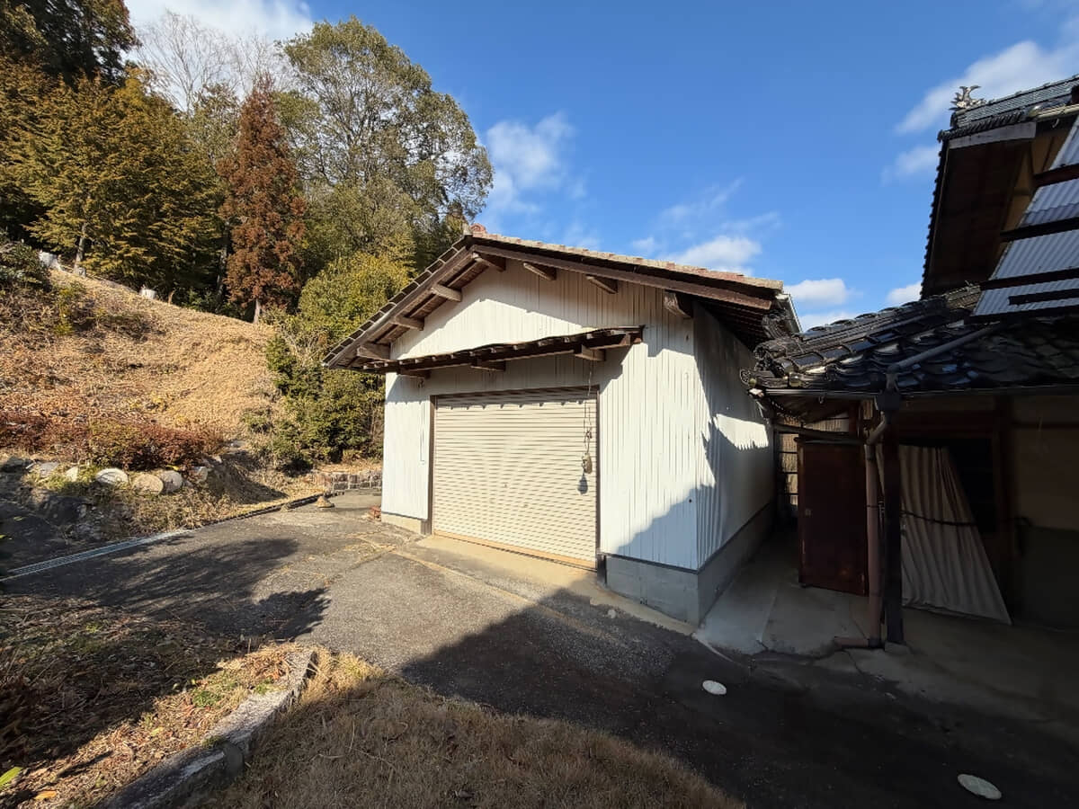 1970s wood house on a large plot in Hiroshima