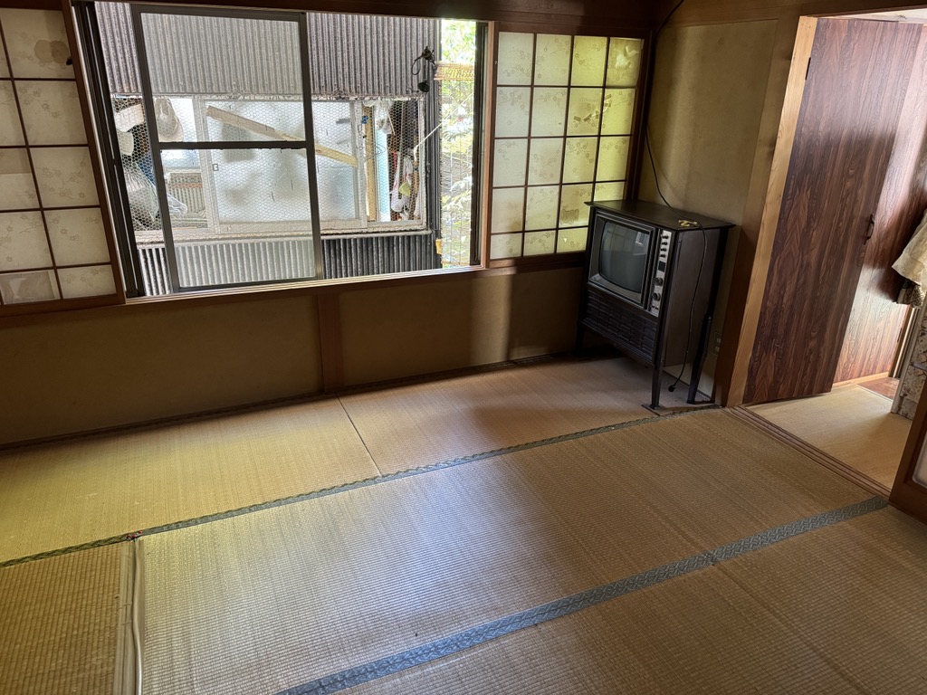 1970s wood house, 13-min walk to station, Akita