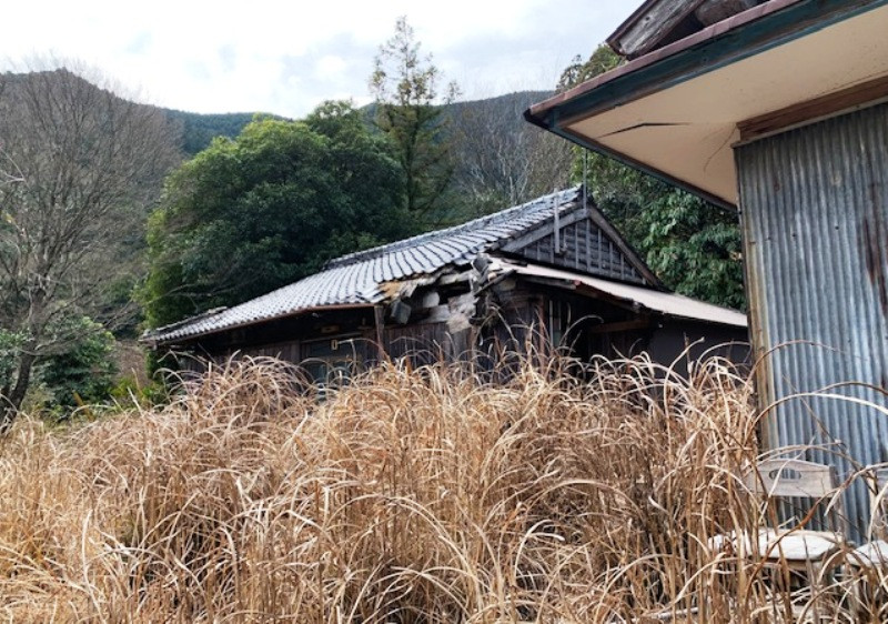 Wood house with outbuildings in Mie