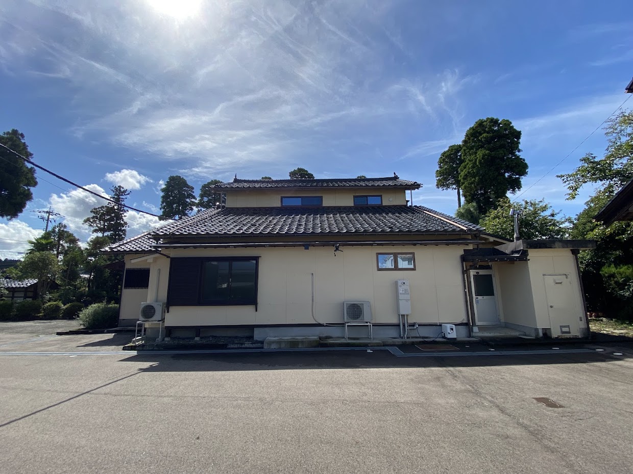 1980s wood house on a large plot in Toyama