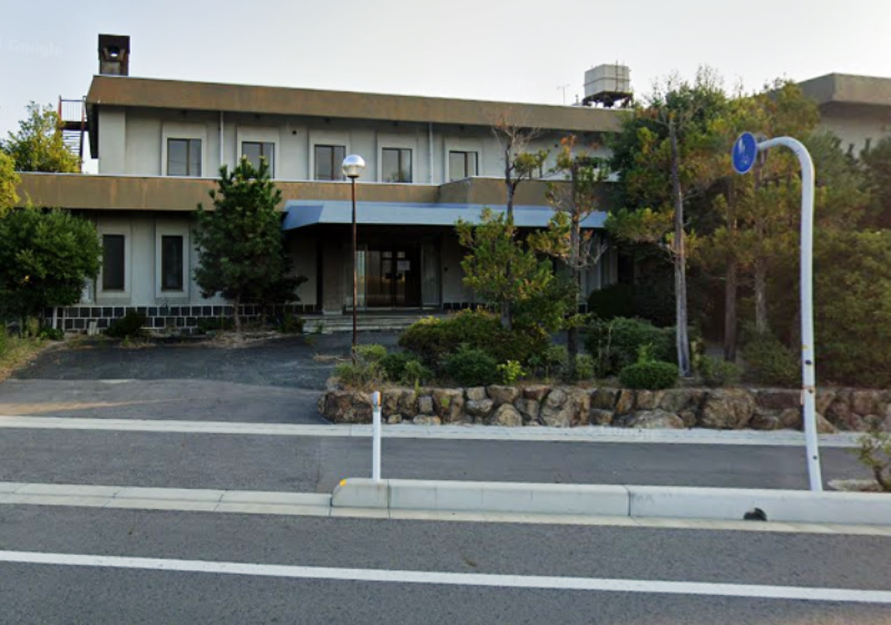 1970s concrete house on a large plot in Tottori
