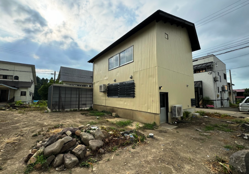 Detached house with custom loft and furnished items, ready for minshuku application