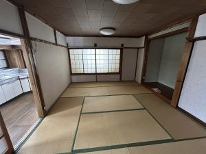 1960s wood house on a large plot in Niigata