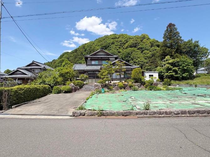 1980s wood house on a large plot in Fukui