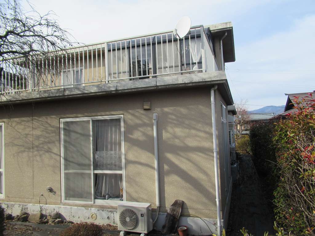 1990s concrete house on a large plot in Nagano