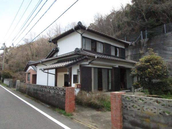 1960s wood house with storehouses in Oita