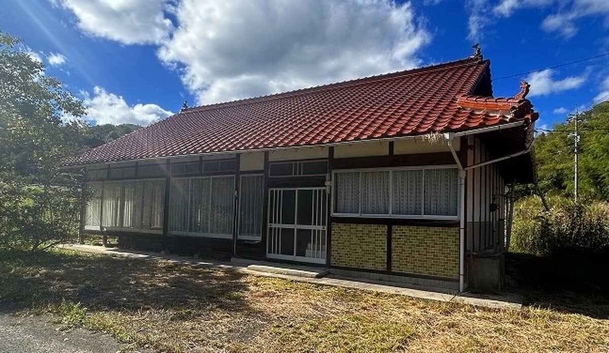 1970s wood house on a large plot in Hiroshima