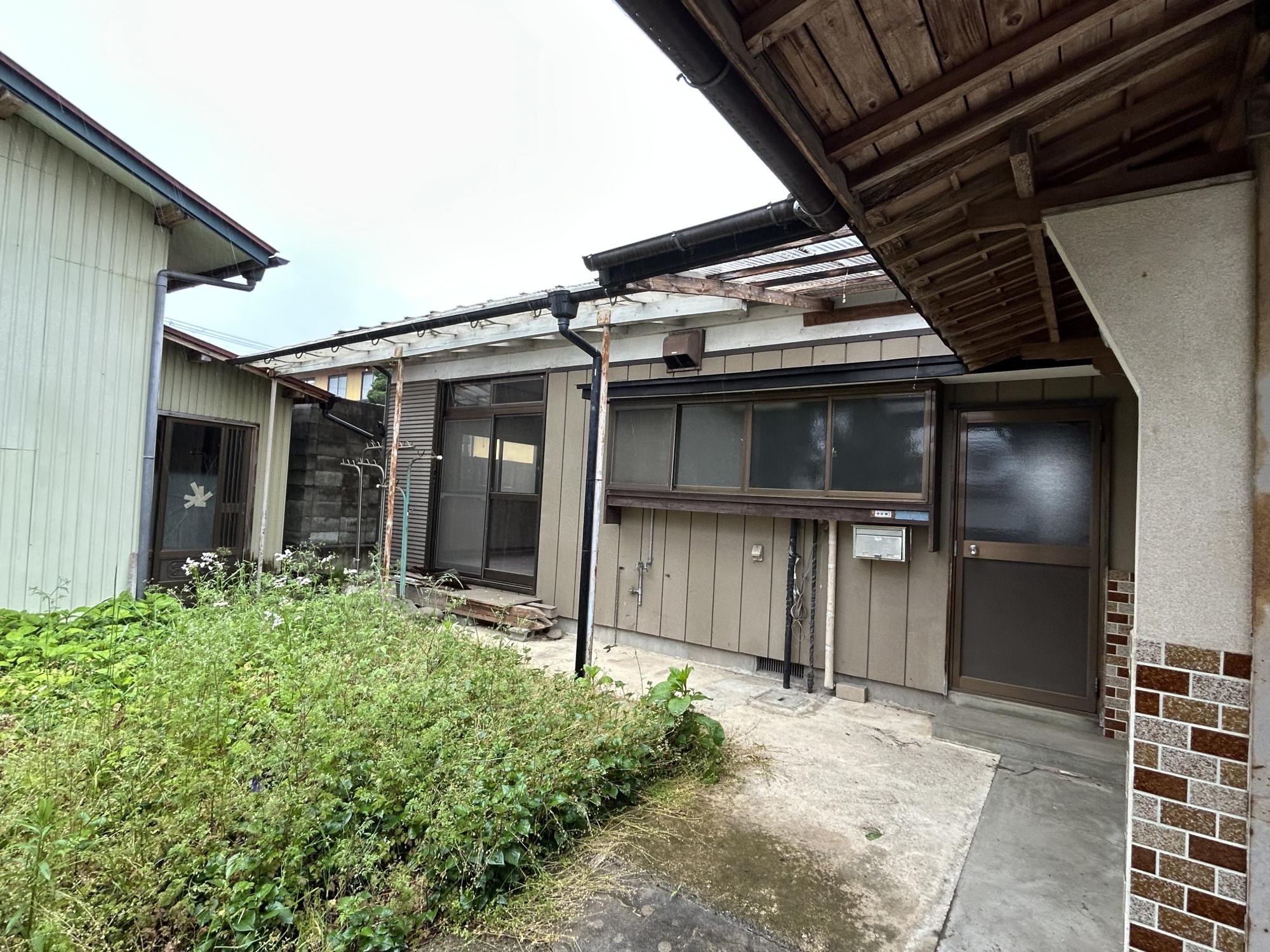 Property Registration No. 0236 - 890,000 yen Bargain Property! Excellent Location and Convenience!