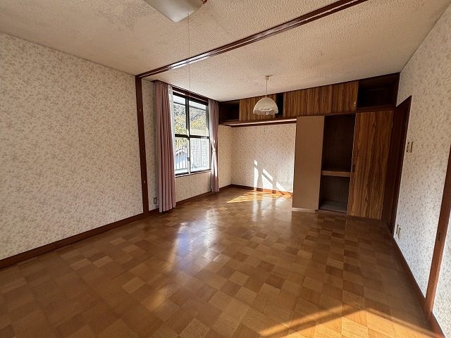 1980s wood house with outbuildings in Gifu