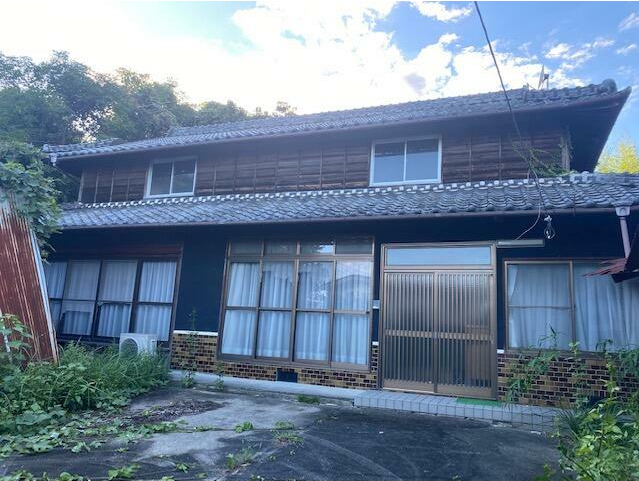 1950s wood house on a large plot in Kagawa