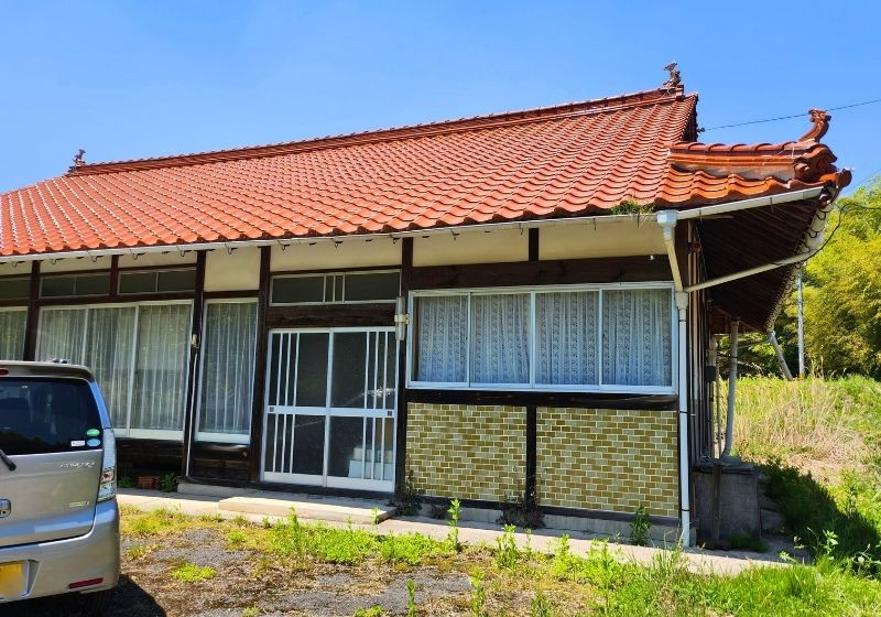 Wood house on a large plot in Hiroshima