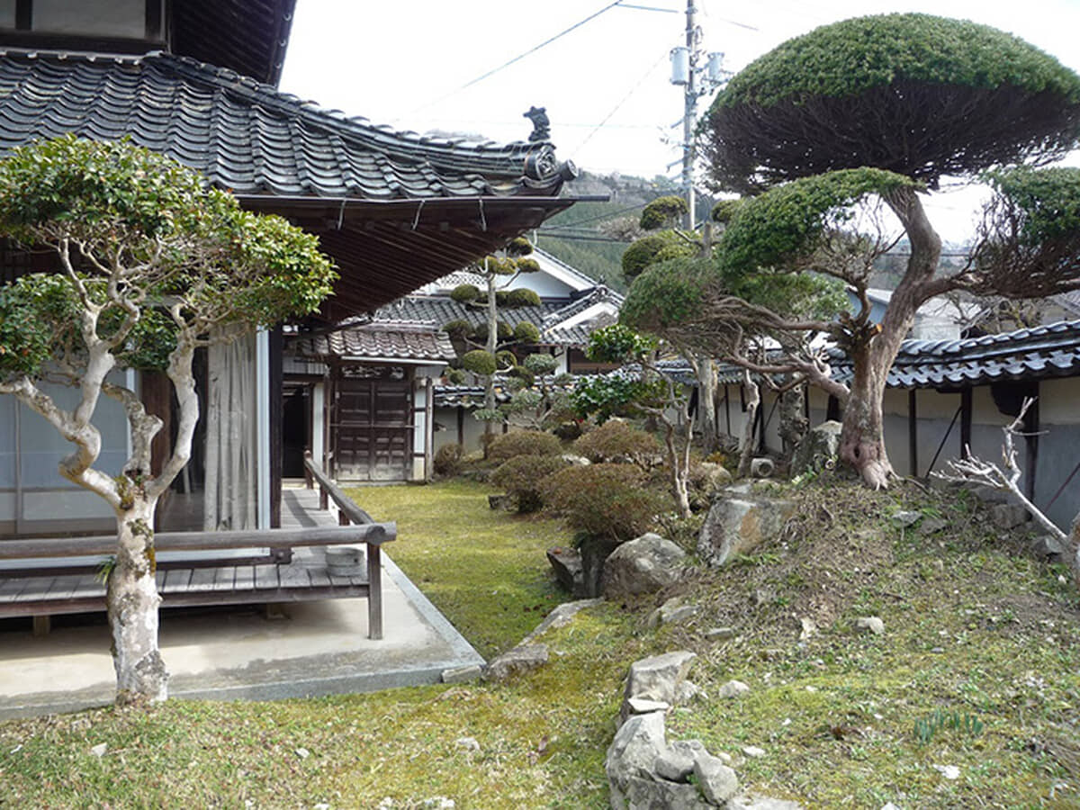 Wood house on a large plot in Hiroshima