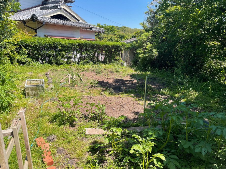 1970s wood house on a large plot in Nagasaki