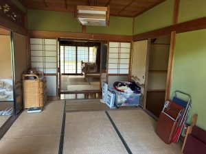 1980s wood house on a large plot in Fukuchiyama, Kyoto