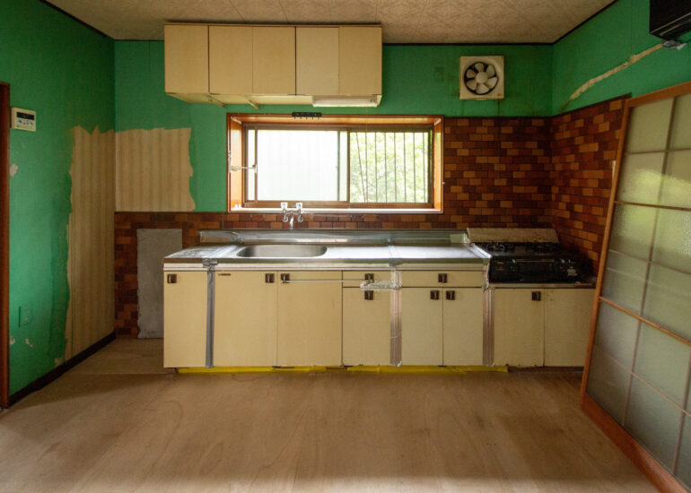 1970s wood house on a large plot in Matsusaka Kahada