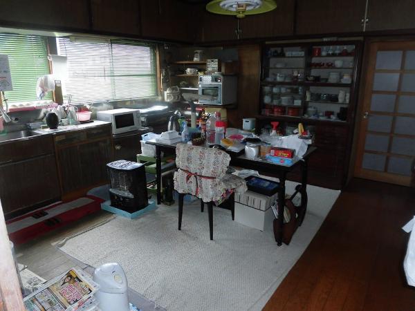 Property with good sunlight and a veranda
