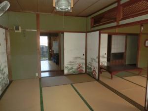 1960s wood house, 13-min walk to station, Kawanishi, Yusui