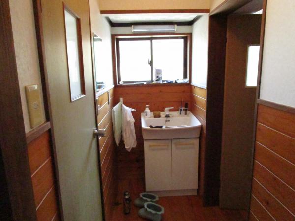 2000s wood house with storehouses in Oita