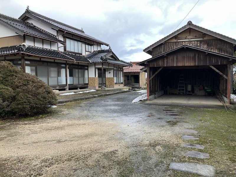 1970s wood house on a large plot in Tottori