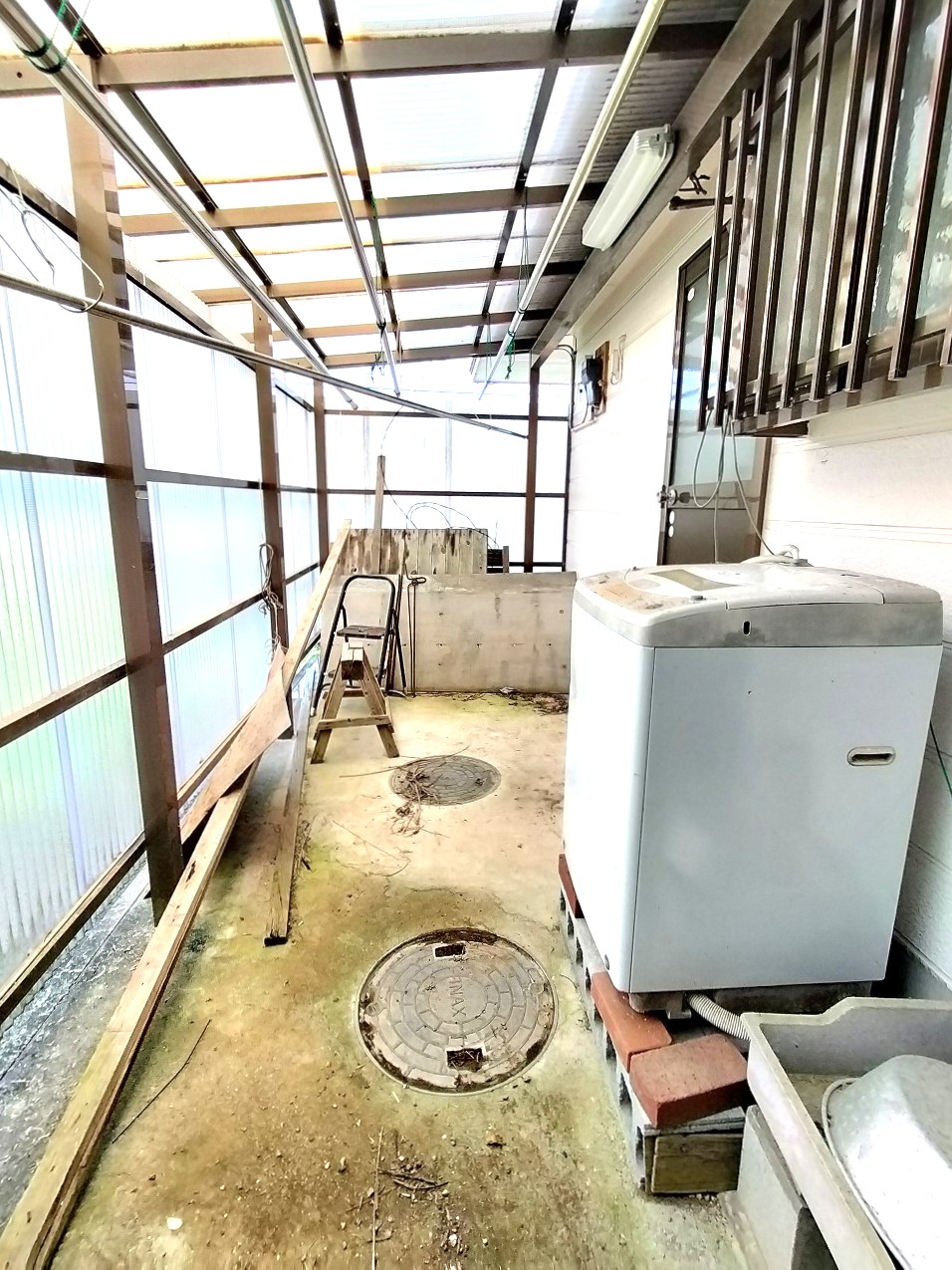 1990s house with storehouses in Ehime
