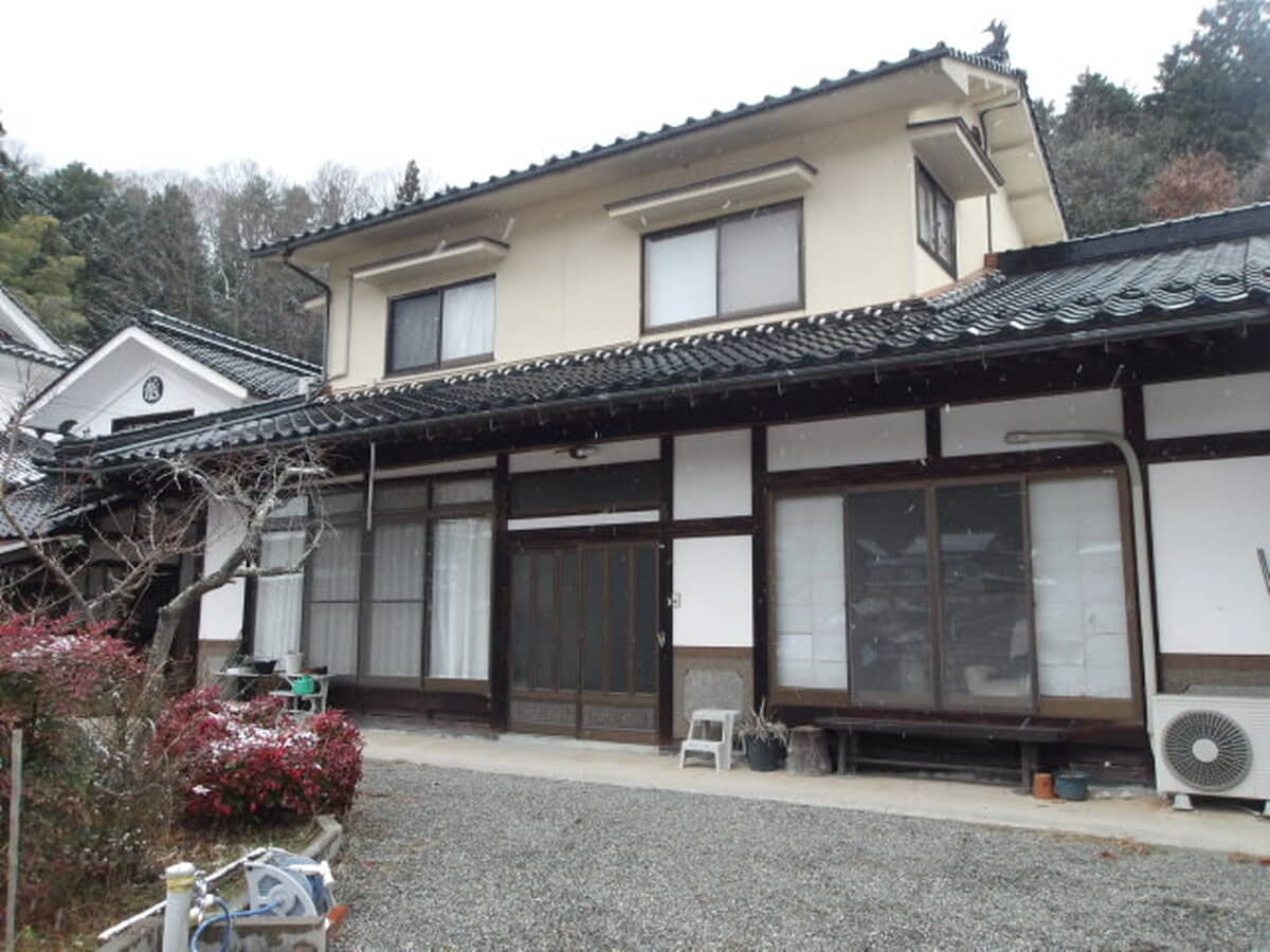 1980s wood house on a large plot in Hiroshima