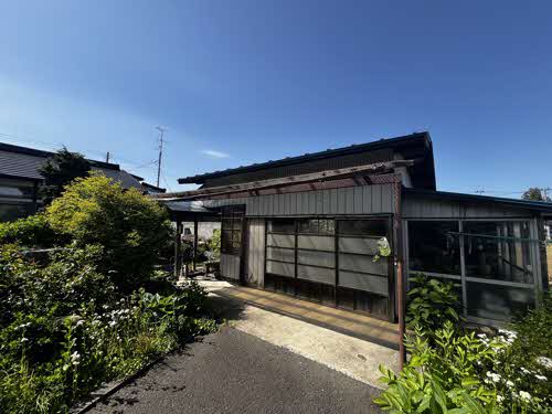 1950s wood house on a large plot in Iwate