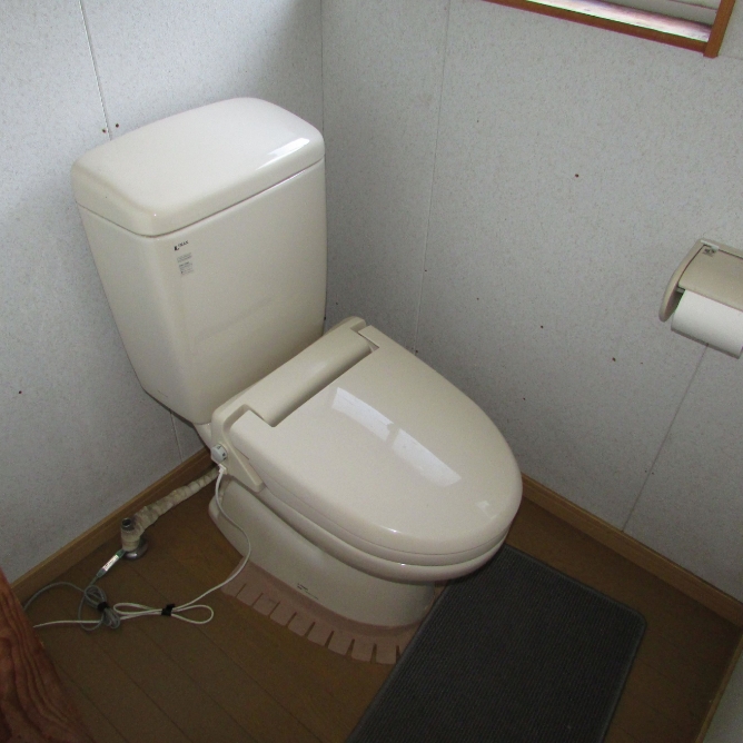 1970s wood house on a large plot in Aomori