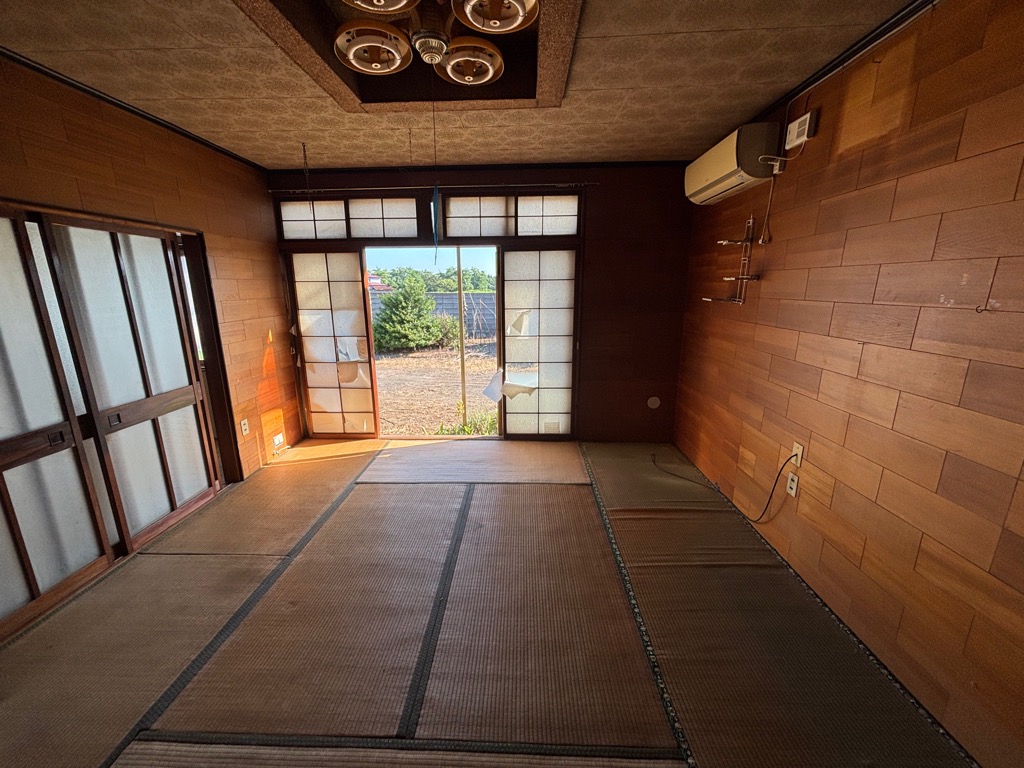 1970s wood house on a large plot in Akita