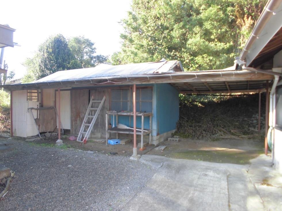 1950s wood house on a large plot in Takemoto, Izumi
