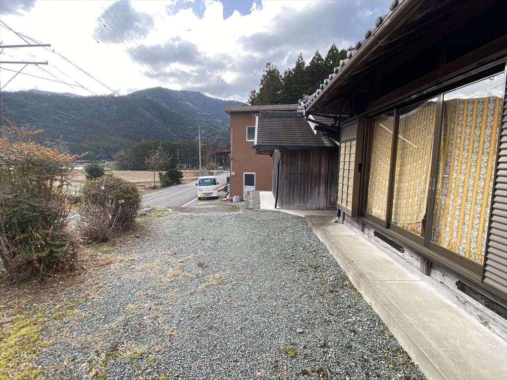 1950s wood house on a large plot in Mie