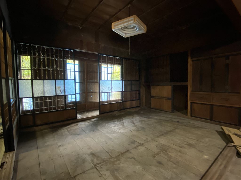 1900s wood house on a large plot in Mie
