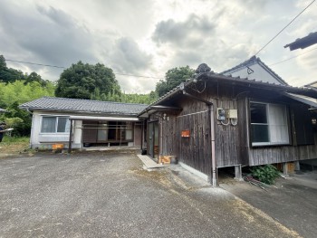 1960s wood house with outbuildings in Minamisatsuma, Kagoshima