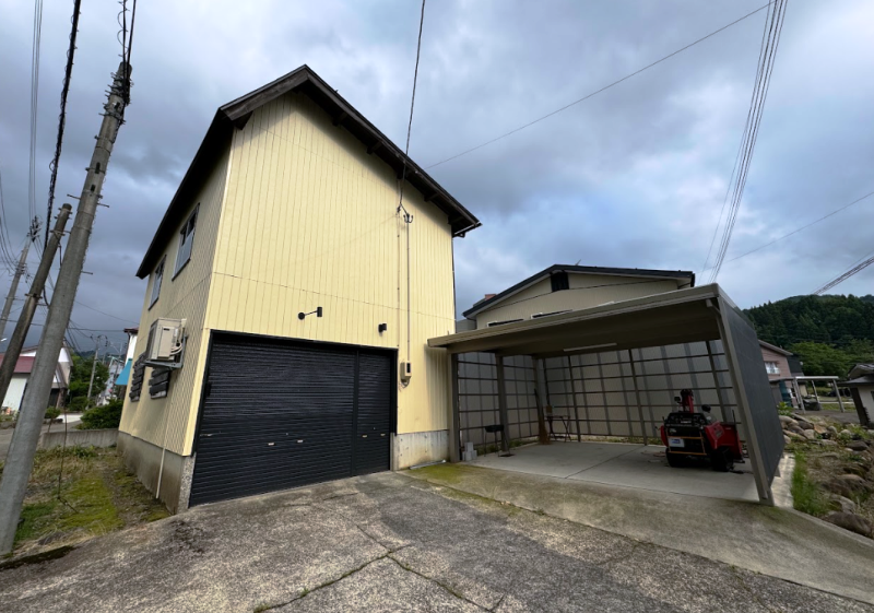 Detached house with custom loft and furnished items, ready for minshuku application