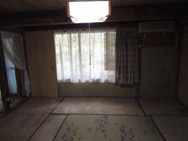 1960s wood house on a large plot in Oita