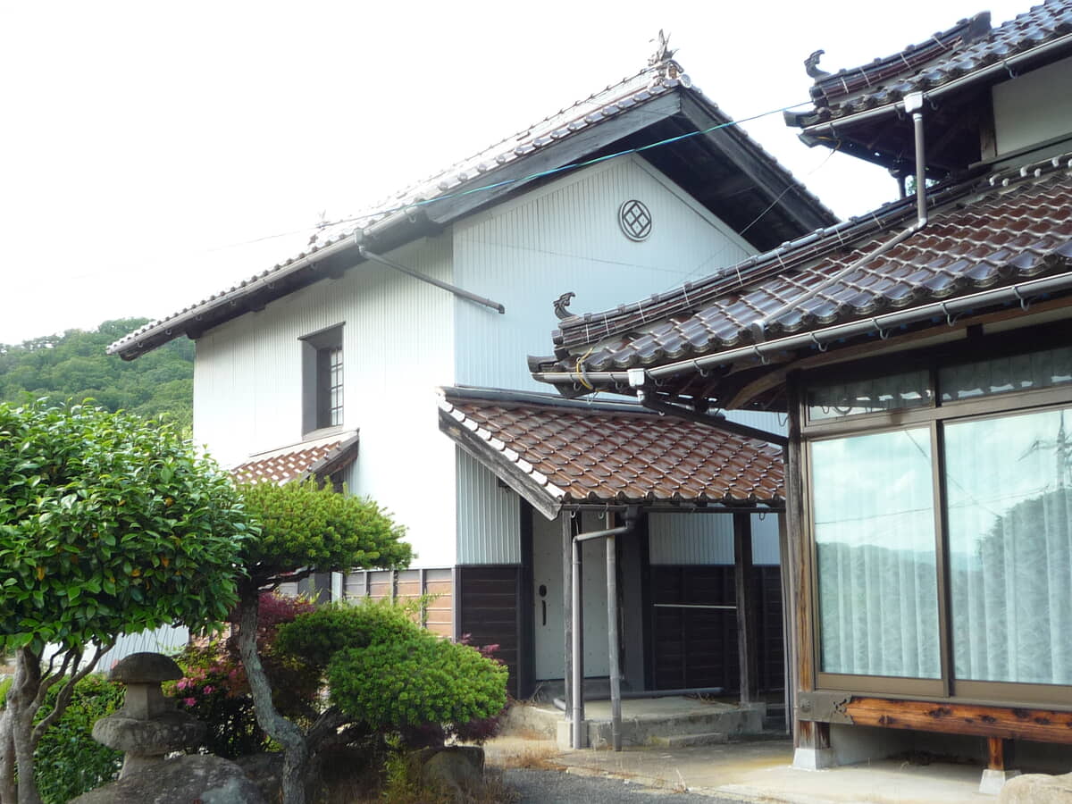 1970s wood house on a large plot in Hiroshima