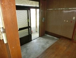 1960s wood house on a large plot in Niigata
