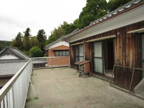 1960s wood house on a large plot in Oita