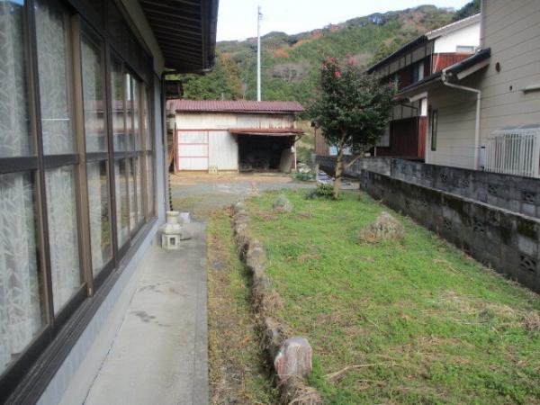 1980s wood house, 8-min walk to station, Ehime