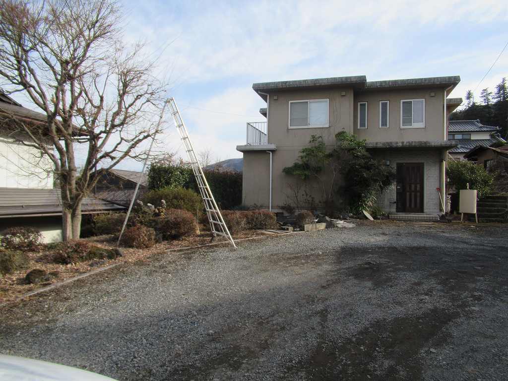 1990s concrete house on a large plot in Nagano
