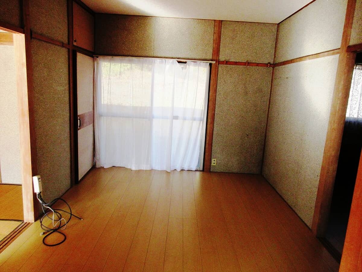 1970s wood house on a large plot in Hiroshima