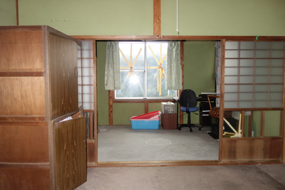 1970s wood house on a large plot in Nagasaki