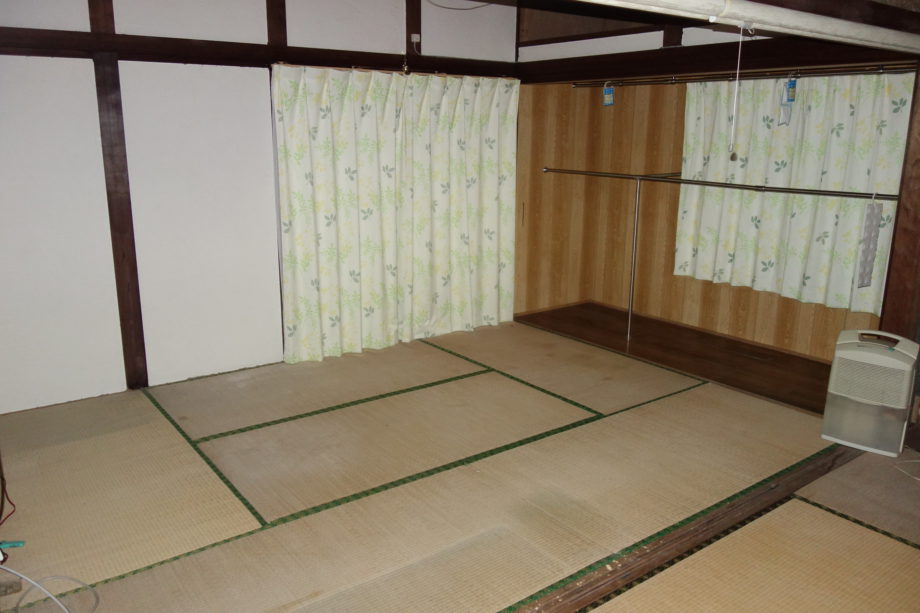 1970s wood house on a large plot in Nagasaki