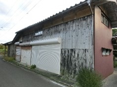 1970s wood house on a large plot in Niigata