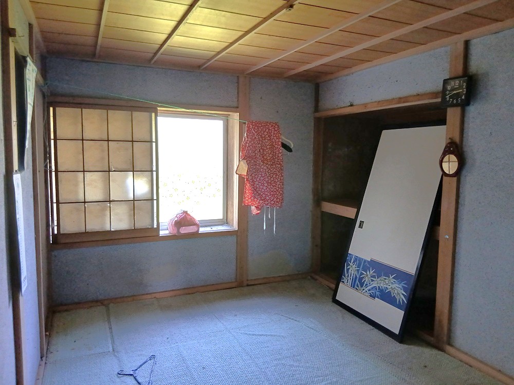 1980s wood house on a large plot in Iwate
