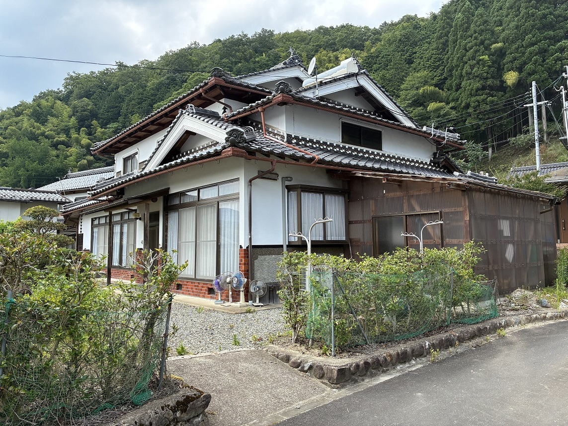 1980s wood house on a large plot in Fukuchiyama, Kyoto