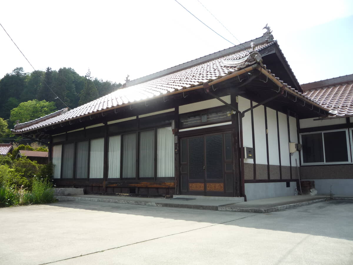 Wood house on a large plot in Hiroshima