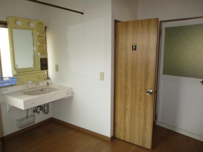 1970s wood house, 17-min walk to station, Okayama