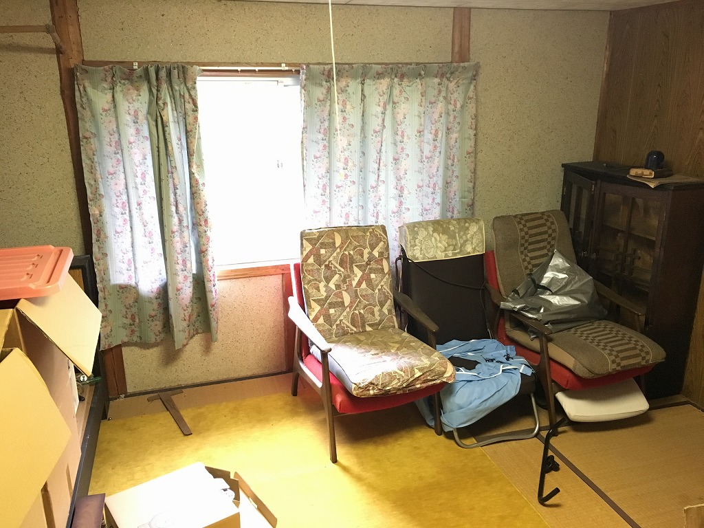 1960s wood house on a large plot in Tottori