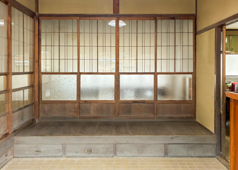 1960s wood house on a large plot in Matsusaka Kahada